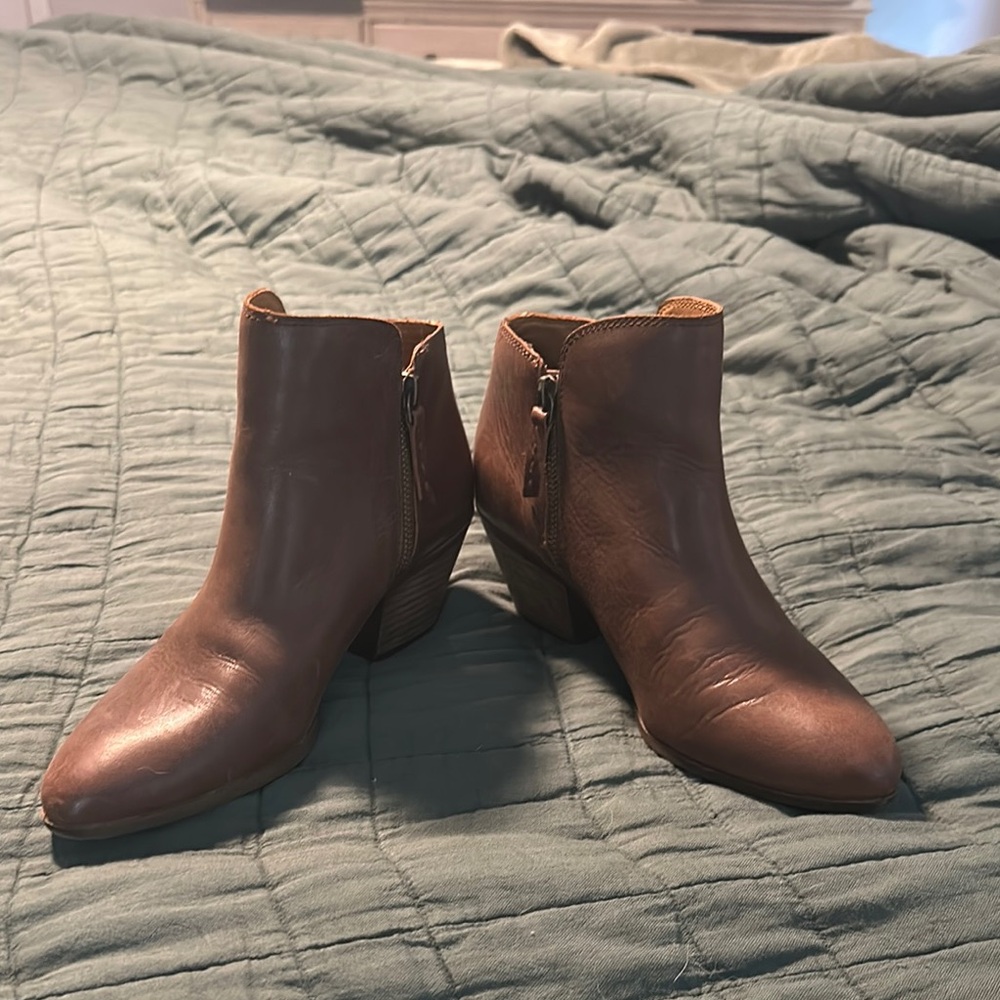 Frye Brown leather Ankle Booties with Elastic Panels. Sz 7.5. EUC